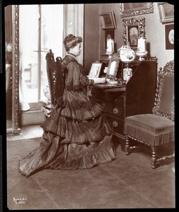 Fru K. Duer ved sit skrivebord, New York, 1906 (sølv gelatinetryk)